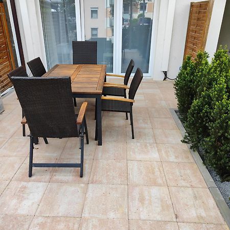 Eleonoras Ferienwohnung In Wuerzburg Stadt Mit Terrasse Im Erdgeschoss Inklusive Eigenen Parkplaetzen Vor Der Tuer Esterno foto