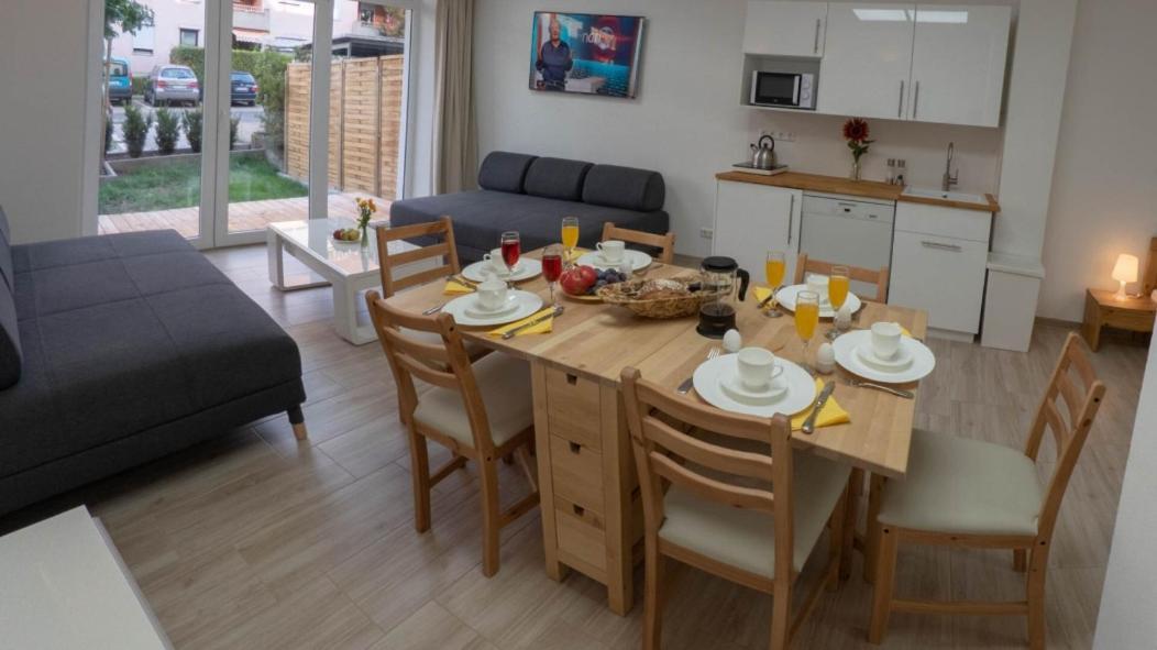 Eleonoras Ferienwohnung In Wuerzburg Stadt Mit Terrasse Im Erdgeschoss Inklusive Eigenen Parkplaetzen Vor Der Tuer Esterno foto